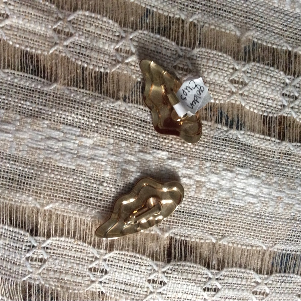 Vintage Sea Clam Fan Mermaid Earring - Picture 5 of 6